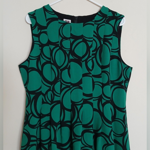 Anne Klein Green and Black Sleeveless Pleated Dress - Picture 3 of 10